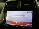 バックガイドモニター付き。車両後方の映像をナビ画面に表示し、駐車などの後退操作をサポートします。