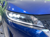 【LEDヘッドライト】悪天候や夜間走行時も良好な視界を確保し安心して運転できる高輝度LEDヘッドライトを装備!点灯速度が早く、消費電力も抑えられています。