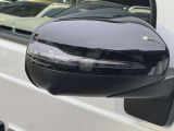 リアバンパー左右のレーダーセンサーにより車両の斜め後ろのミラーで見えない死角エリアに車両や自転車がいることを警告します。更に、側面衝突の危機があるときはブレーキを自動制御して危険回避をサポートします。