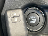 【キーレススタートシステム】カバンやポケットに入れたままでもドアの施錠・解錠が可能なスマートキーを装備。エンジンのオン・オフ時もカギを取り出す必要が無いからとっても便利です♪