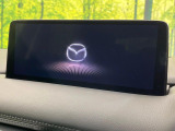【10.25インチマツダコネクト】車内の雰囲気にマッチした大型ディスプレイ。スマホ接続でのナビ使用やBluetooth再生等、様々な機能が楽しめます。直感的なダイヤル操作が可能で、使い勝手も良好です。