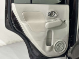 リアドア周り ボトルホルダー付きです。