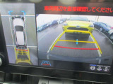 パノラミックビューモニター&バックモニター♪車両の前後左右に搭載した4つのカメラの映像を合成し、車を真上から見ているような映像を表示♪