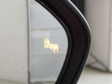 ブラインドスポットモニター装備。隣車線を走る車両を検知。ドアミラーでは確認しにくい後、側方エリアに存在する車両や急接近してくる車両も検知しドアミラーに搭載されたLEDインジケーターが点灯します。