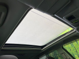 【サンルーフ】開放感たっぷりの希少装備、サンルーフが装着されています!車内に明かりを取り入れたり景色を楽しむ以外にも、車内の空気も簡単に換気できて快適です!