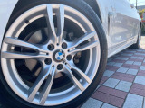 ●純正18インチアルミホイール:輸入車ならではの卓越した走りを支えるホイールと足回りです!日本車の走りに慣れている方にもぜひ体感して頂きたいほど、高いレベルでまとまっています!