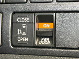 【パワースライドドア】スマートキーや運転席のスイッチでスライドドアの開閉が可能♪電動だから力を入れてドアを開ける必要が無く、小さいお子様でも、重い荷物を持っている時もラクに開け閉めできます♪