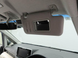 サンバイザーにバニティーミラー付き。車の中でも身だしなみ確認。