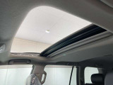 サンルーフ付です。天井が光を通すだけで圧迫感が減り、開放的な気持ちでドライブを楽しめます!