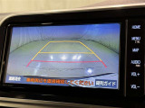 バックモニターも装備しております。バックギアに入れるとナビ画面に車の後方が映し出されます。これで後方確認も安心!