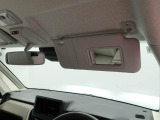 サンバイザーにバニティーミラー付き。車の中でも身だしなみ確認。