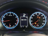 とっても見やすいメーターです。夜間時はラグジュアリーな気分にさせてくれる照明が魅力ですので、夜のドライブも楽しみになりますよ♪