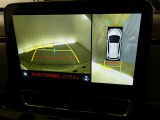 【全周囲モニター】車を上空から見下ろしたような映像をカーナビ画面に映し出し、車庫入れや縦列駐車をサポートしてくれます。
