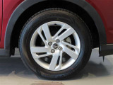 純正のアルミホイール装着車です。タイヤサイズは195/65R16です。