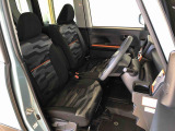 運転席の座面高さを調整できるシートリフターが付いています。フロントシートはベンチシートを採用で、座面も広く使い勝手もいいですよ♪