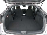 【トランクルーム】荷室の広さも十分です!シートアレンジでシートを畳めば長い荷物だって積めますね。シートアレンジの操作方法など、お気軽にご相談下さい。