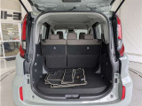 とても広々、大きな開口部の荷室スペースですね。 開口部広々だから、大きな荷物も楽々収納出来ちゃいますね。 荷物スペースは広いほうがいいですよね。