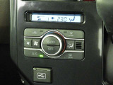 オートエアコンを装備しておりますので、四季を通じて車内を快適な温度に保つことが出来ます!高級感が有りますね!