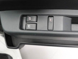 運転席側には 集中スイッチ(全ドアを操作するスイッチ) があり、運転席から乗員全員分の窓をコントロールできます。
