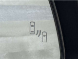 車線変更時の後方確認をアシストしてくれるブラインドスポットモニター!ドアミラーの死角を検知してくれるから車線変更もスムーズです。