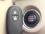 【キーレススタートシステム】カバンやポケットに入れたままでもドアの施錠・解錠が可能なスマートキーを装備。エンジンのオン・オフ時もカギを取り出す必要が無いからとっても便利です♪