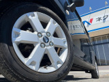 【純正15インチアルミホイール】外観にマッチした純正アルミホイールを装着しております。各種社外アルミホイールや、スタッドレスタイヤも取扱いしております。是非ご相談ください♪