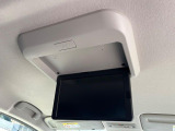【フリップダウンモニター】大画面モニターで後席でもエンタメをお楽しみいただけます。小さなお子様にも大人気の装備です♪