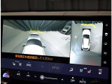 パノラミックビューモニター。車両を上から見たような映像を表示。運転席から目視しにくい車両周囲の状況をリアルタイムで確認できます。