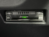 【ETC】有料道路を利用する際に料金所で停止することなく通過できる、ETC車載器(ノンストップ自動料金収受システム機器)が装備されています。セットアップを行うことで利用可能になります。