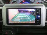車両後方の映像を映すバックモニター。進路を確認しながら安全に車庫入れできます。