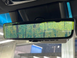 【デジタルインナーミラー】後席の大きな荷物や同乗者で後方が確認しづらい時でも安心!カメラが撮影した車両後方の映像をルームミラー内に表示。クリアな視界で状況の確認が可能です!