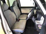 運転席の座面高さを調整できるシートリフターが付いています。フロントシートはベンチシートを採用で、座面も広く使い勝手もいいですよ♪