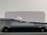 ヘッドアップディスプレイ(HUD)搭載。運転中、前方から視線を落外す必要がなく、安全に運転ができる機能です。