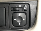 【電動格納ミラー】サイドミラーは電動格納式となっており、狭い駐車場でもキズがつくリスクを抑えられます。
