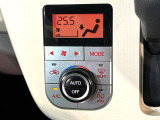 【オートエアコン】一度お好みの温度に設定すれば、車内の温度を検知し風量や温度を自動で調整。暑い&hellip;寒い&hellip;と何度もスイッチ操作をする必要はありません。快適な車内空間には必須の機能ですね♪