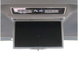 【後席モニター】ナビ(地デジTV機能・DVDビデオ再生機能ナビ付きナビのみ)と連動してTVやDVDビデオが観られます!ロングドライブでも同乗者お子様やも飽きませんね!