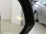 ブラインドスポットモニター装備。隣車線を走る車両を検知。ドアミラーでは確認しにくい後、側方エリアに存在する車両や急接近してくる車両も検知しドアミラーに搭載されたLEDインジケーターが点灯します。