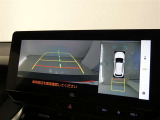 パノラミックビューモニター付きです。車両を上から見たような映像を画面に表示。運転席からの目視だけでは見にくい、車両周辺の状況をリアルタイムでしっかり確認できます。
