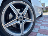 ●純正18インチアルミホイール:輸入車ならではの卓越した走りを支えるホイールと足回りです!日本車の走りに慣れている方にもぜひ体感して頂きたいほど、高いレベルでまとまっています!