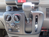 シフトとエアコンです。ダイヤル式のマニュアルエアコンになります。シンプルで使いやすい!