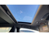 【サンルーフ】 ボタンひとつで開閉可能!開放感たっぷりのサンルーフが装着されています!車内に明かりを取り入れたり景色を楽しむ以外にも、車内の空気も簡単に換気できて快適です♪
