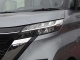【LEDヘッドライト】悪天候や夜間走行時も良好な視界を確保し安心して運転できる高輝度LEDヘッドライトを装備!点灯速度が早く、消費電力も抑えられています。