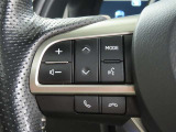 ハンドルから手を離さないでオーディオ等が操作できるステアリングスイッチが付いてます。