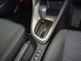 操作が楽なフロアシフトです、レバー式パーキングブレーキで足元インパネ周りもすっきりしています。