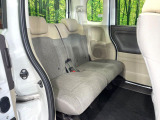 後部座席も気になるようなキズ・汚れやへたり等、大きなダメージはなく、良好な状態です。