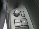 電動格納ミラー! スイッチひとつでミラーを畳めます。