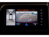 【パノラミックビューモニター】 後退時に車両の後ろ側を表示するだけでなく上から見たような映像で車庫入れなどバックする際に安心です。