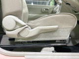 【シートリフター】シート座面の位置を上下に調整できるシートリフターを装備。大柄な方も小柄な方も最適なドライビングポジションで運転できます。