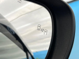 【ブラインドスポットモニター】走行中、ドアミラーの死角になりやすい箇所に後続車が接近するとサイドミラーのレンズに警告を表示!ドライバーに注意喚起をしてくれます。