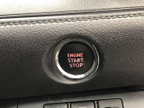 エンジンスタートスイッチです。キーが車内にあれば、エンジンの始動や停止はスイッチを押すだけ!キーを取り出す手間を省き、ワンプッシュで操作できるので簡単でスムーズです。